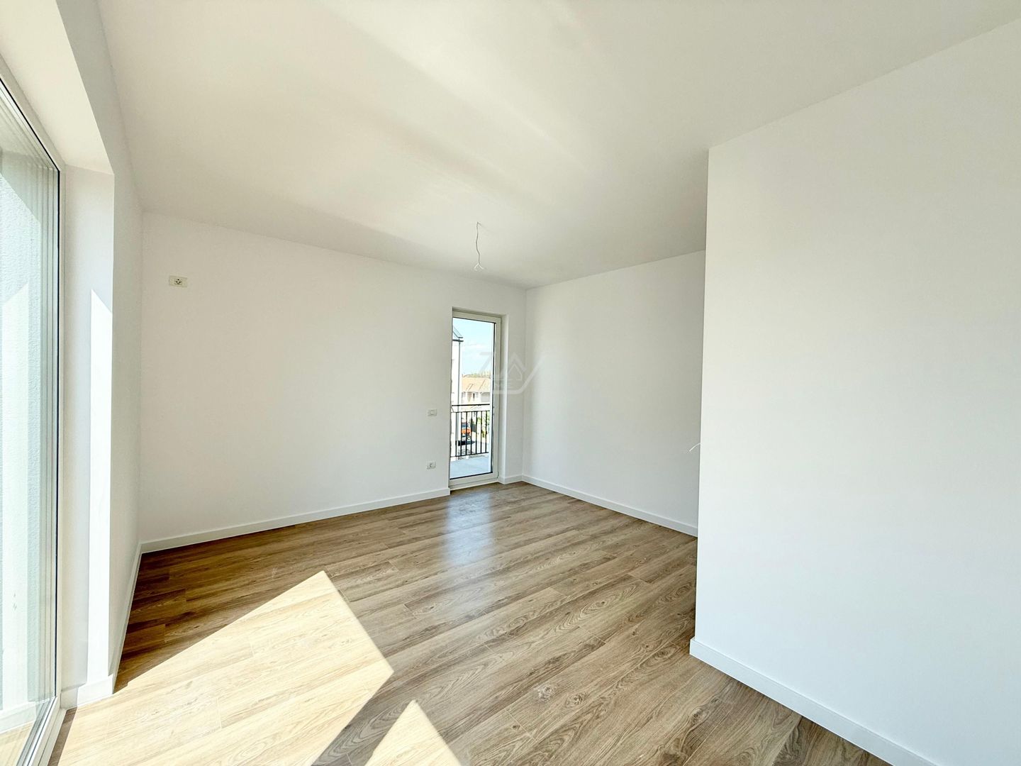 Comision 0! Etaj 1. Bucatarie inchisa. Loc de parcare. Lift. - Poză 3