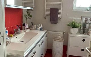 Vând apartament deosebit, situat într-o zonă semicentrală, liniștită și foarte plăcută, ideal pentru cei care își doresc confort și intimitate. - Poză 5