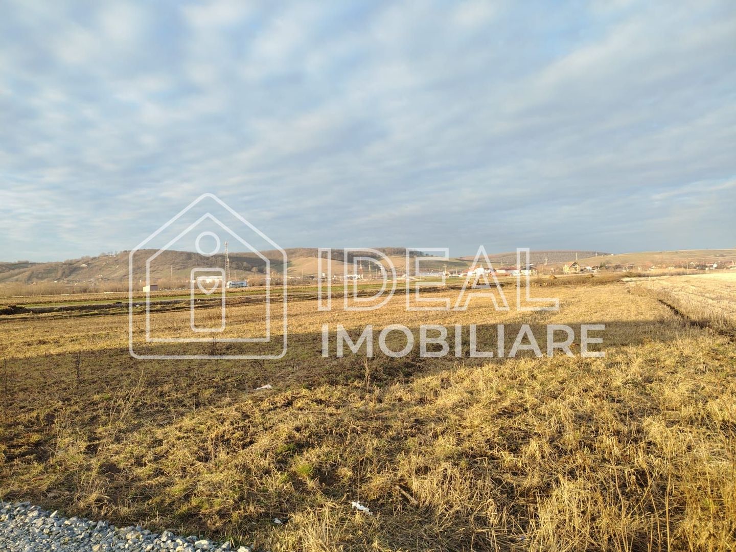 Teren dezvolatre duplex sau case individuale în Cristian - Poză 1