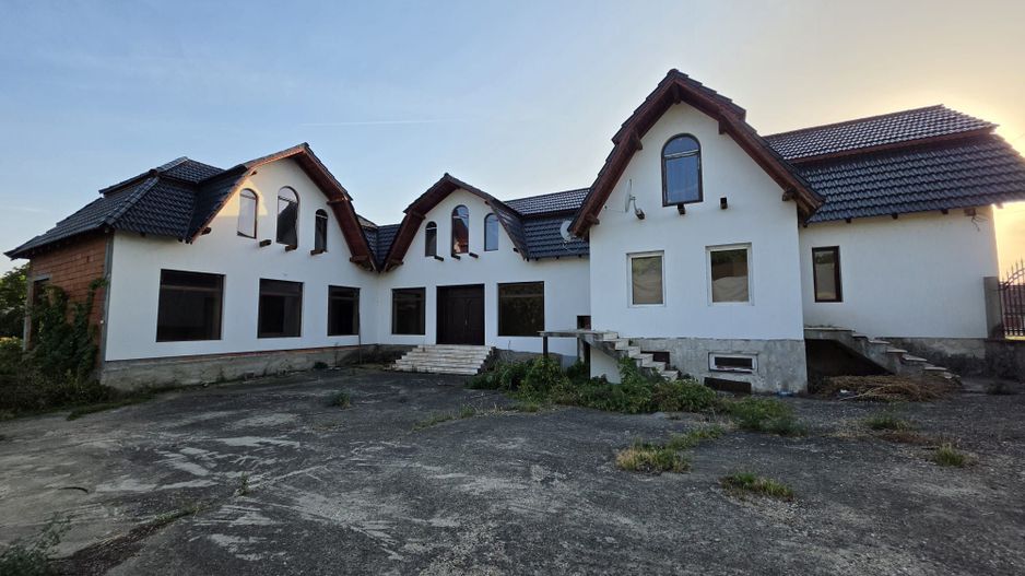 Casă 300 mp  cu posibilități multiple în Covăsânț - Poză 1