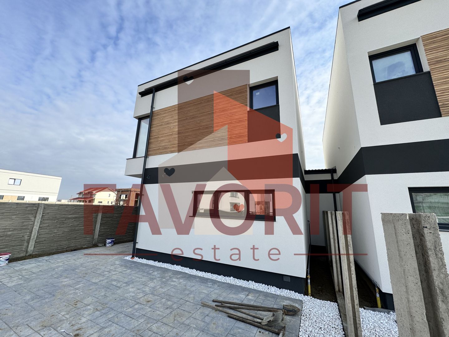 Duplex in Mosnita. Despartit prin anexa. La asfalt. - Poză 3