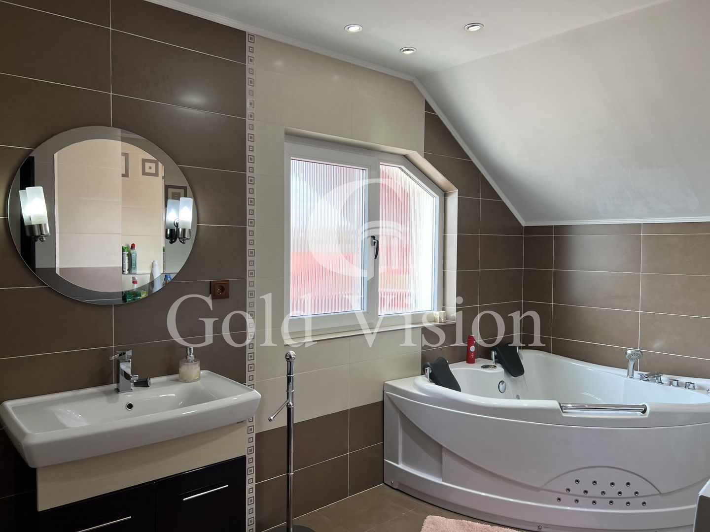 Case cu 7 camere, curte proprie + spălătorie, în Sighetu Marmației - Poză 18