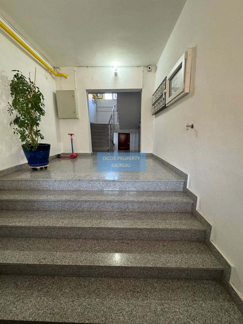 De vanzare apartament 3 camere - Poză 2