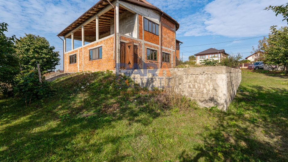 Casă P+1E, 402 mp, teren 3.600 mp, 17 km de Roman - PREȚ LA OFERTĂ! - Poză 2