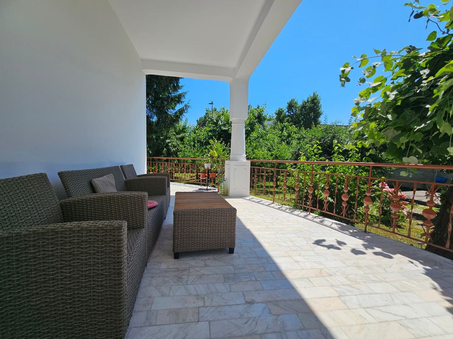 Casa eleganta cu tavane inalte si gradina superba - Poză 6