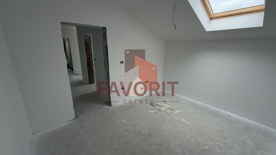 Decomandat. Zona Buziasului. Parcare in curte. - Poză 15