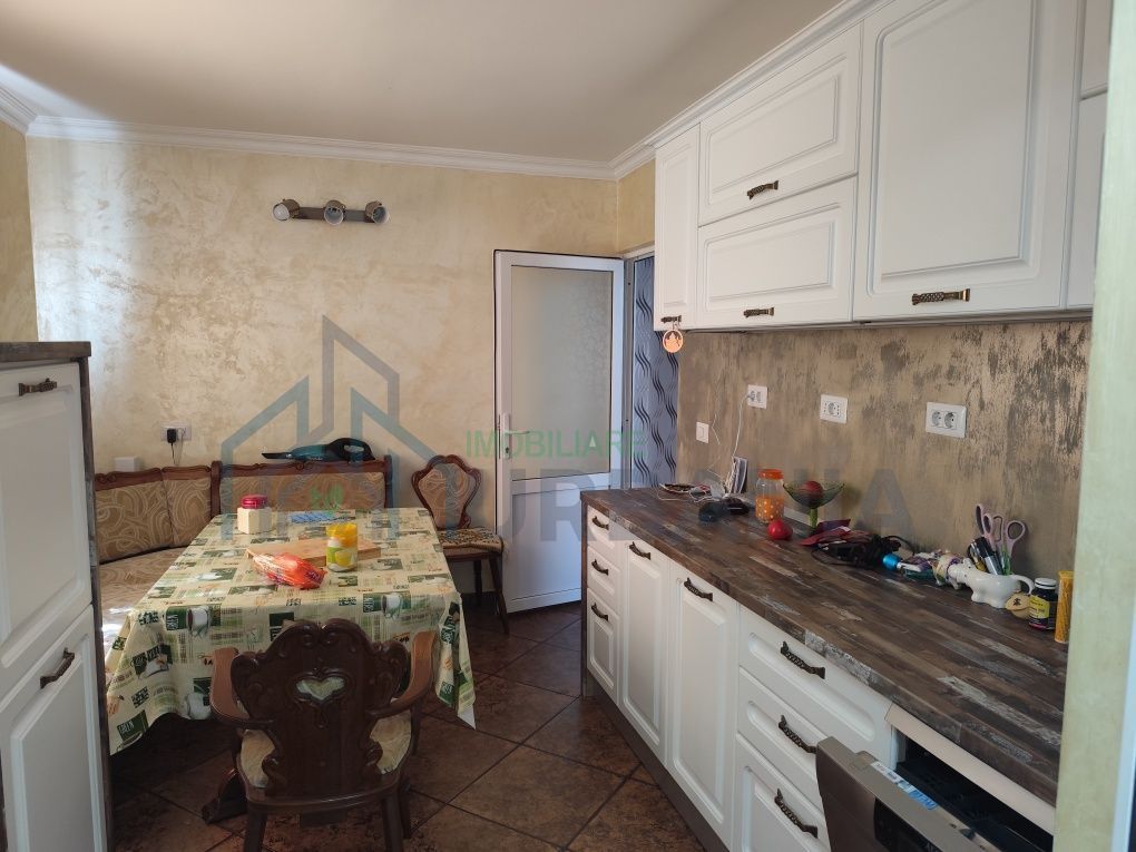 Vilă în Valea Adâncă, 5 camere, la 800 m de Aleea Tudor Neculai – Dormitor la parter - Poză 3