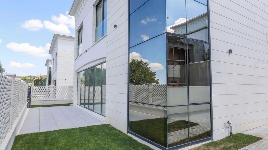 Vila in ansamblu exclusivist cu finisaje si dotări premium - Poză 12