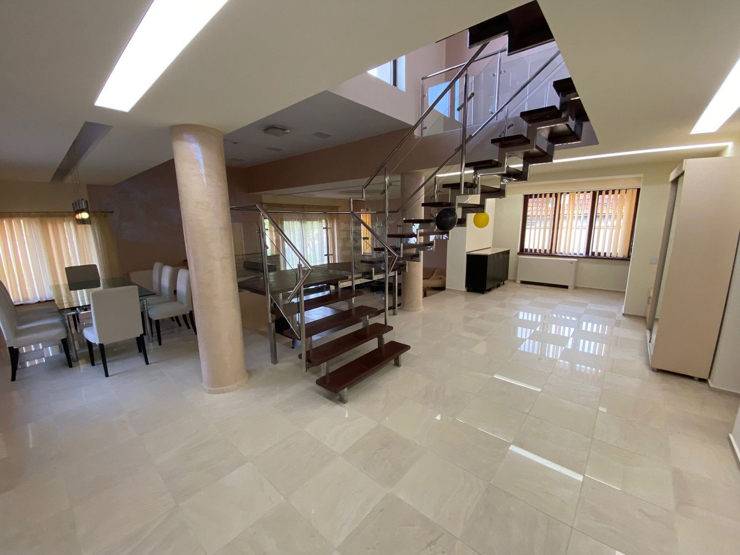 VILA CU 5 CAMERE zona Mircea Cel Batran - Poză 4