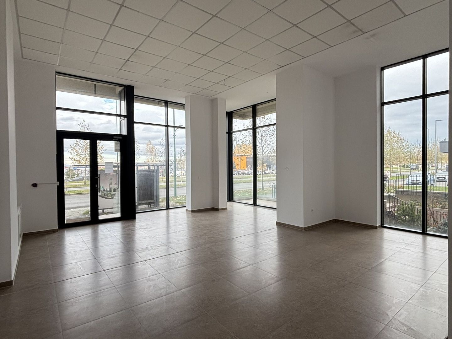 DE ÎNCHIRIAT – Spațiu comercial 102 m² – Coresi Avantgarden (Kasper) - Poză 5