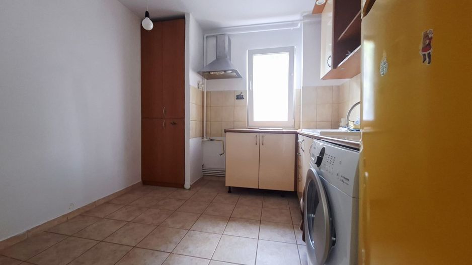 Apartament cu 3 camere, zona Piața Astra, etaj 1 - Poză 2