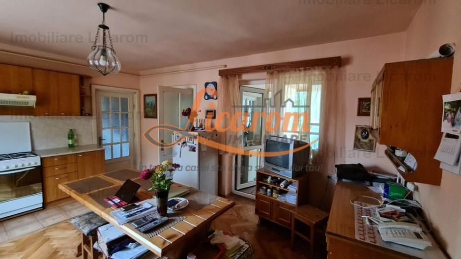 Proprietate individuala-3 apartamente,spatiu comercial,garaje,gradina,curte - Poză 3