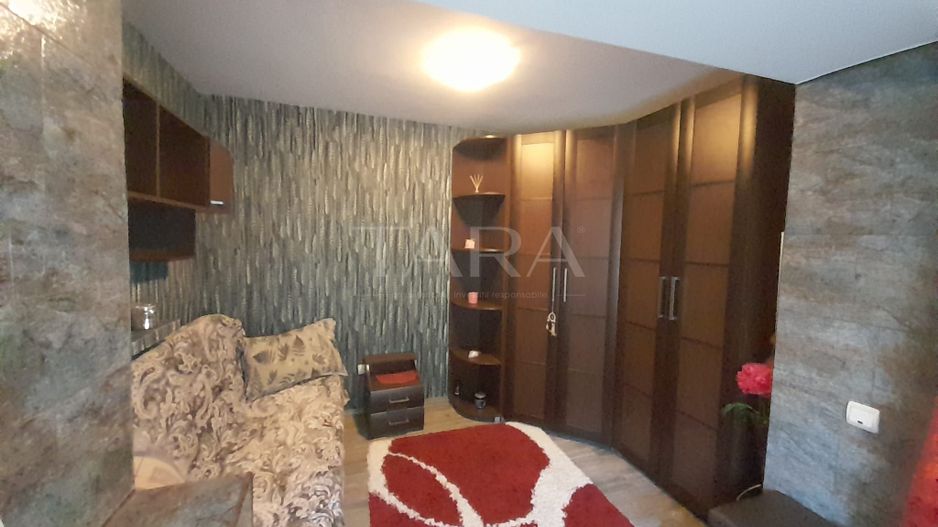 Vanzare apartament la curte comuna in zona centrala - Poză 5