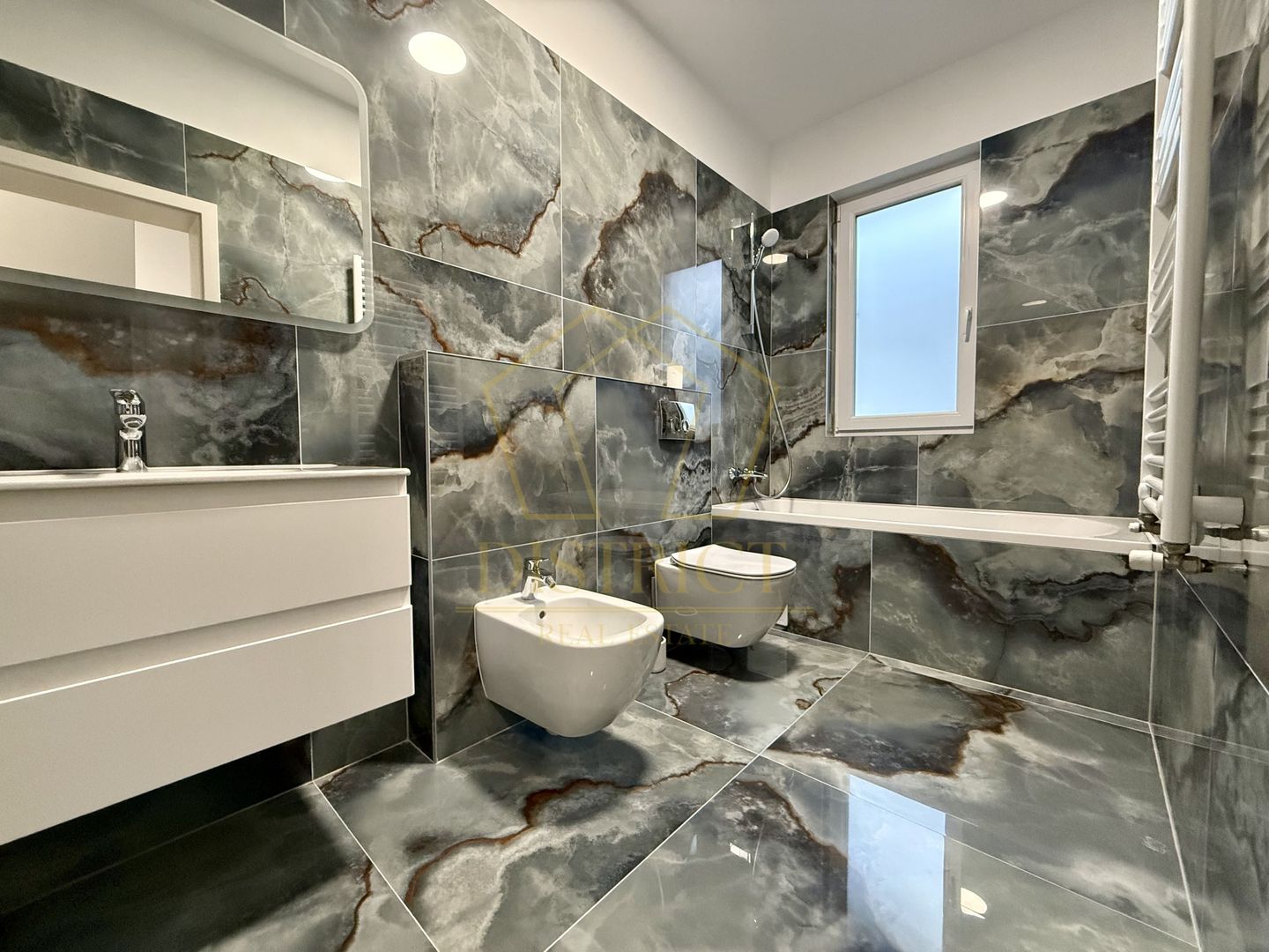 Duplex despartit prin garaj cu 5 camere  |  Dumbravita - Poză 9