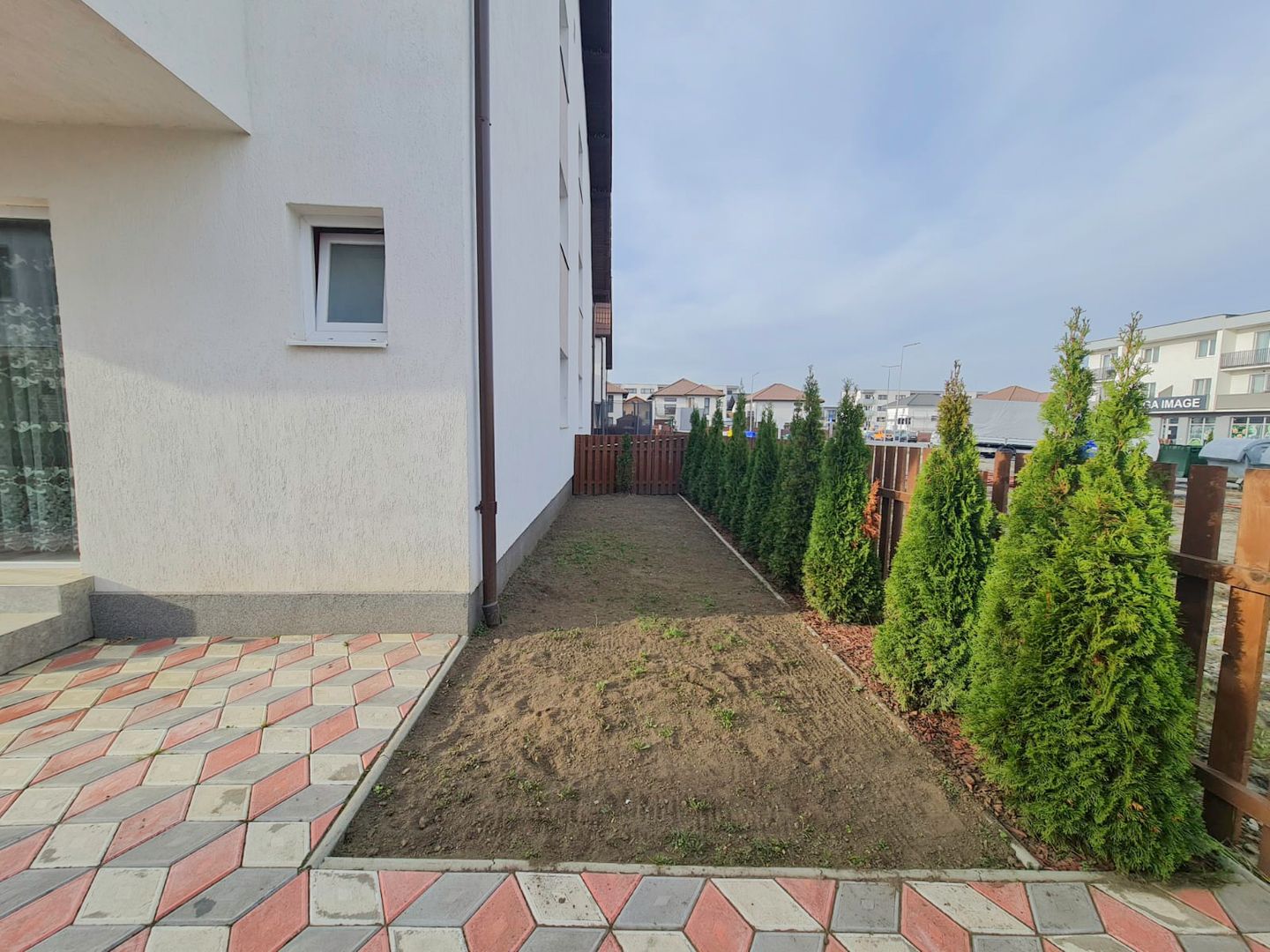 Apartament nou, mobilat și utilat - 3 camere, 2 bai și curte - Poză 4
