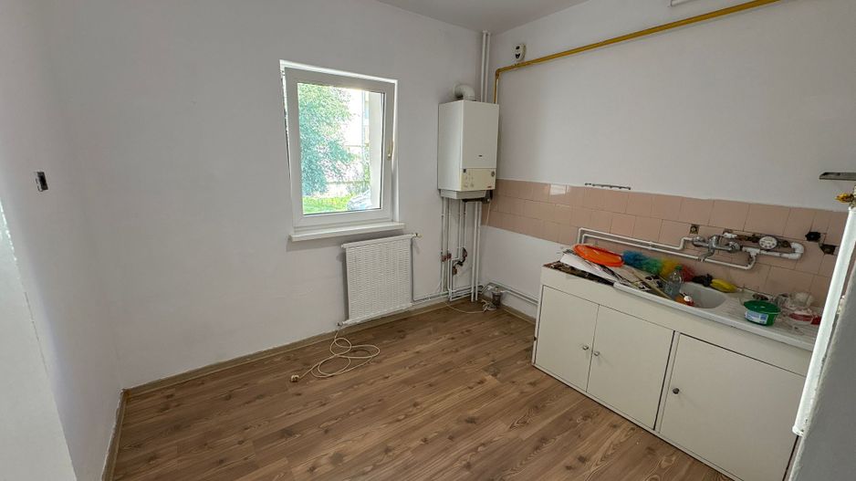 Apartament 2 camere decomandat str. Crângului (parter) lângă liceul Economic - Poză 2