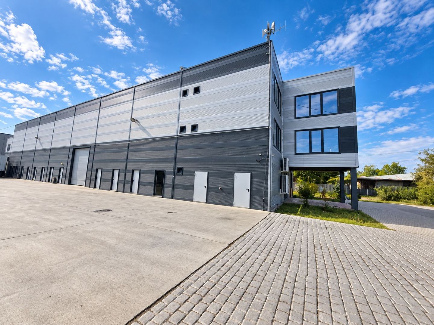Hală industrială de închiriat | 729 mp depozitare + 474 mp birouri - Poză 1