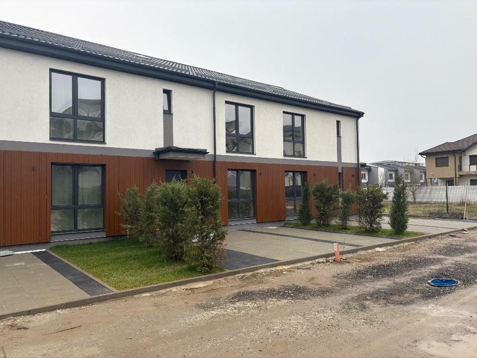 Vila moderna spatioasa - Poză 1