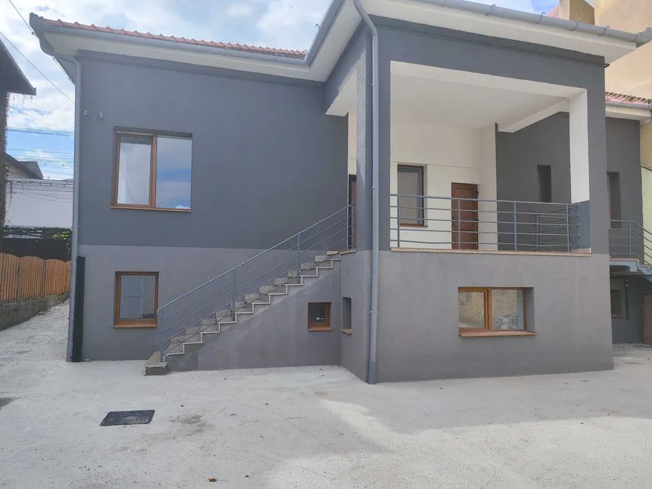 Casa Indiviuala Cu Locuri de Parcare  si Gradina Zona Centrala - Poză 1