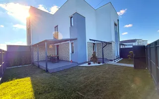Casa moderna si cocheta. Locatie excelenta. Curte amenajata. Loc de parcare. - Poză 28