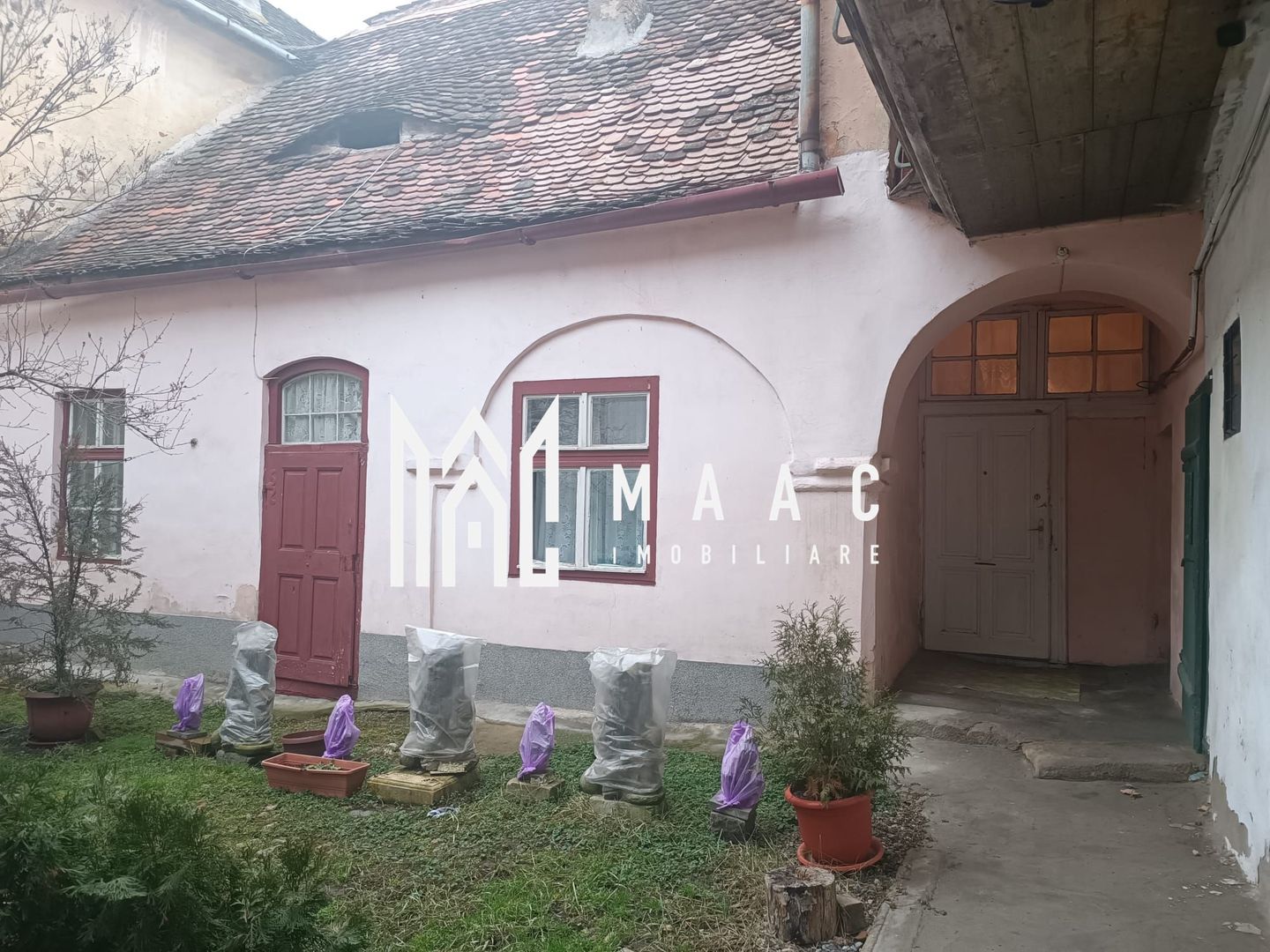 Casa | 40 MPU | Curte comuna | Zona Centrala - Poză 2