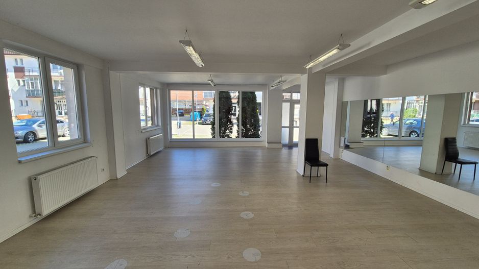 Spatiu comercial 109,54 mp + teren 222 mp + 2 locuri de parcare - Varteju - Poză 1