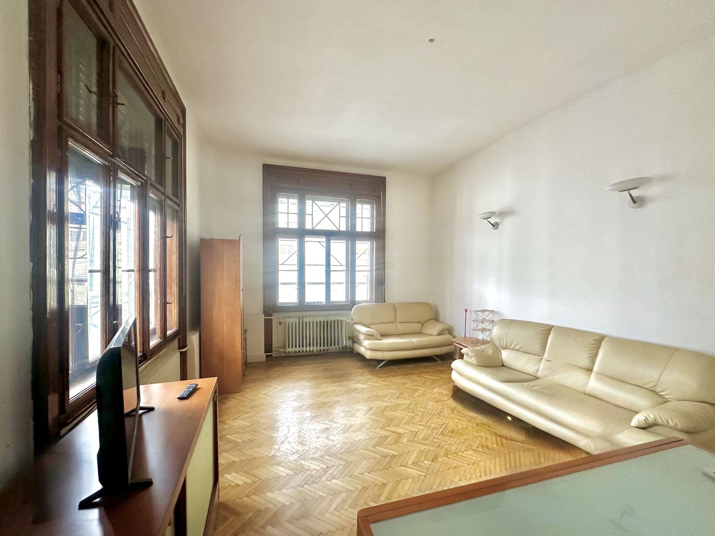 Apartament cu 3 camere de închiriat în Piața Victoriei - Poză 4