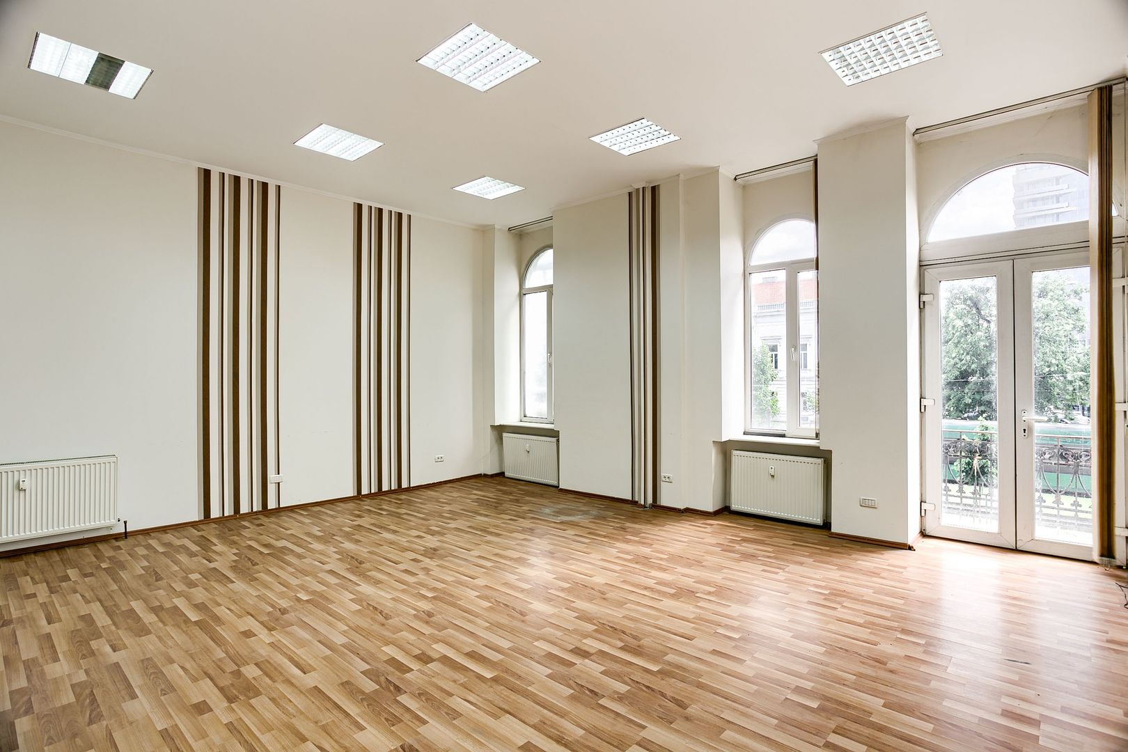 Birou la etajul 1 în zonă ultracentrală - Poză 1