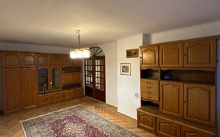 INCHIRIERE Apartament spațios cu 3 camere în zonă centrală - Poză 1