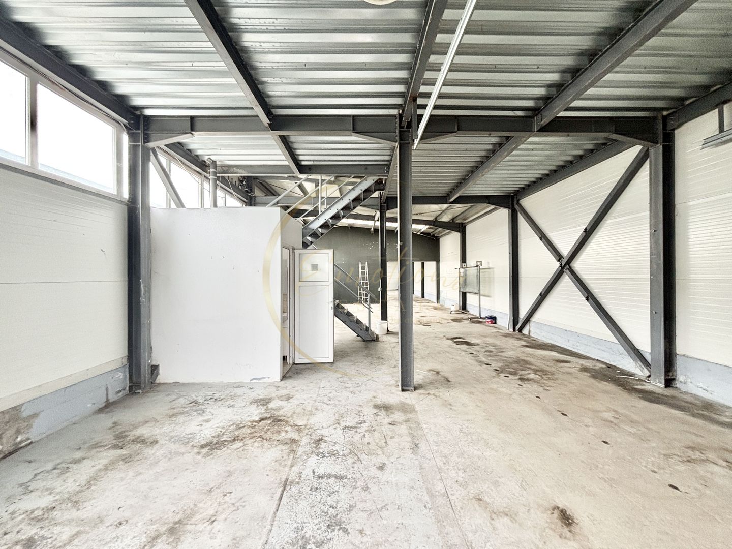 Hala nouă de închiriat — 310 mp utili, vizibilitate excelentă, dotări premium - Poză 4