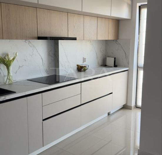 Apartament cu 3 camere, 2 băi, balcon și parcare, Florești. - Poză 1