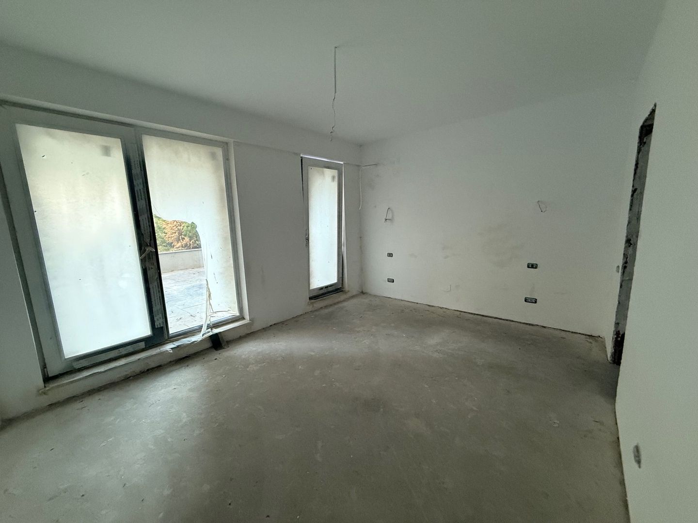 Apartament 4 Camere de Vanzare - Poză 1