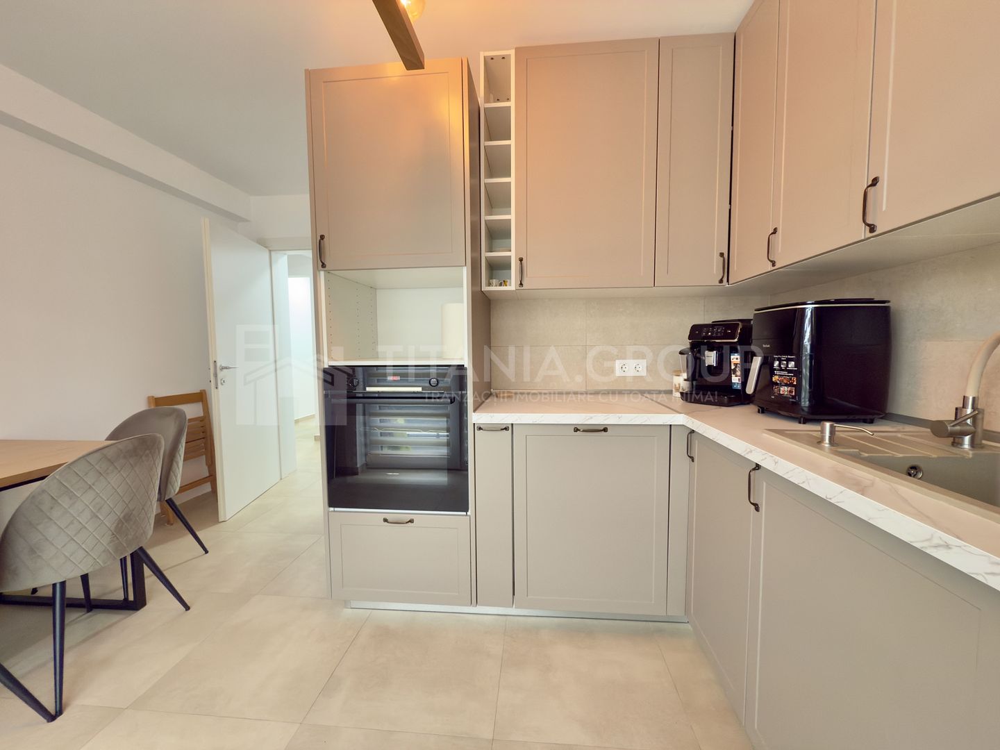 Apartament modern 3 camere, etaj intermediar + parcare - zona Coresi - Poză 5