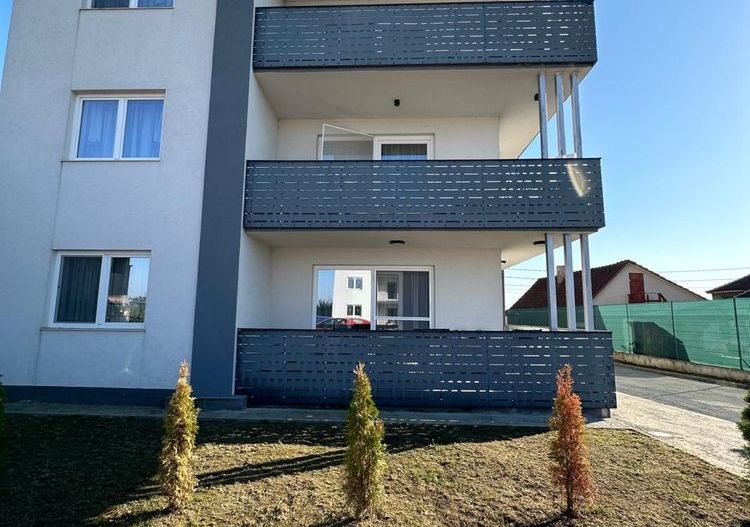 Vând apartament cu trei camere - Poză 7