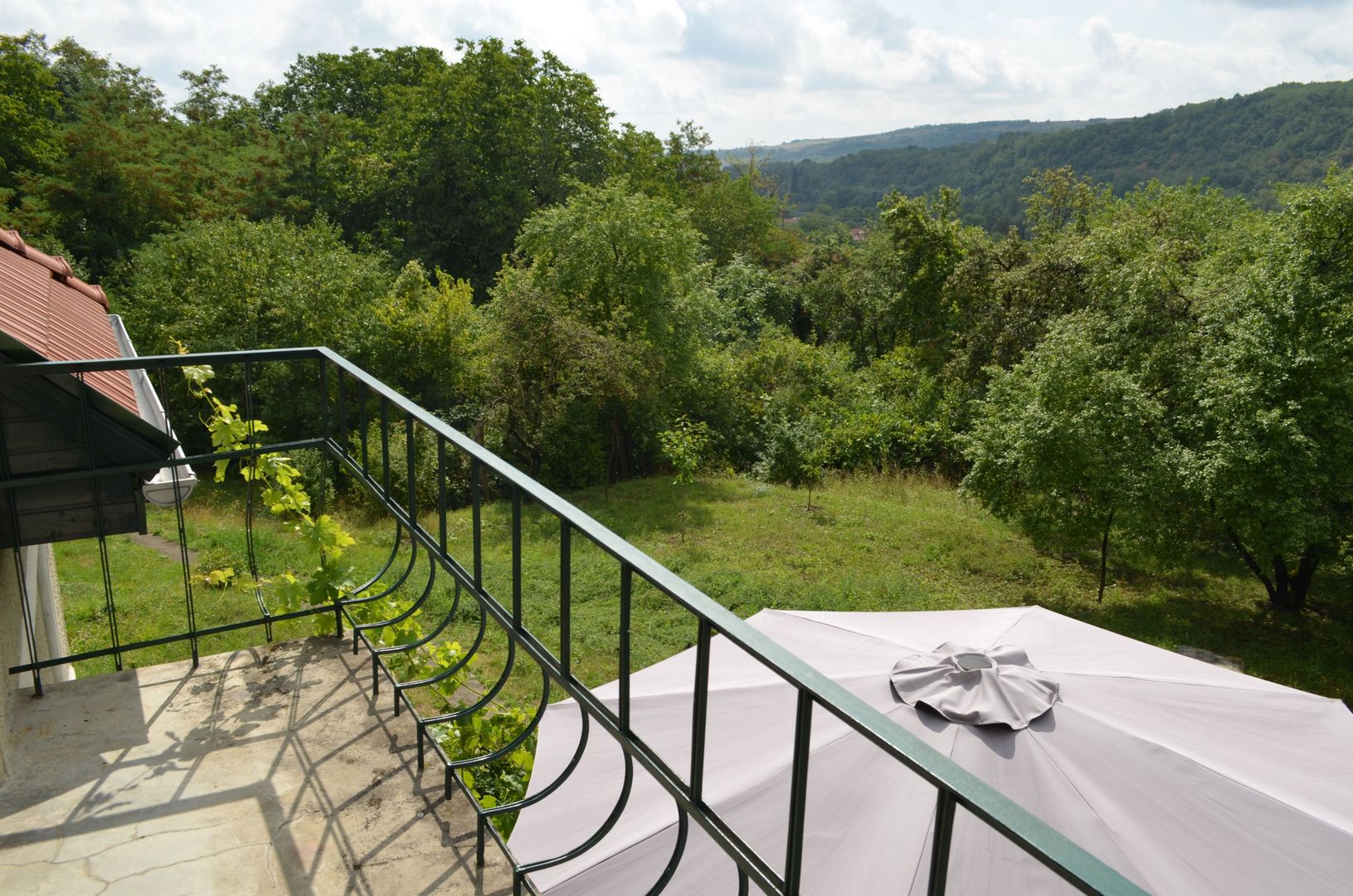 Casa renovata la tara complet mobilata si utilata - Poză 17