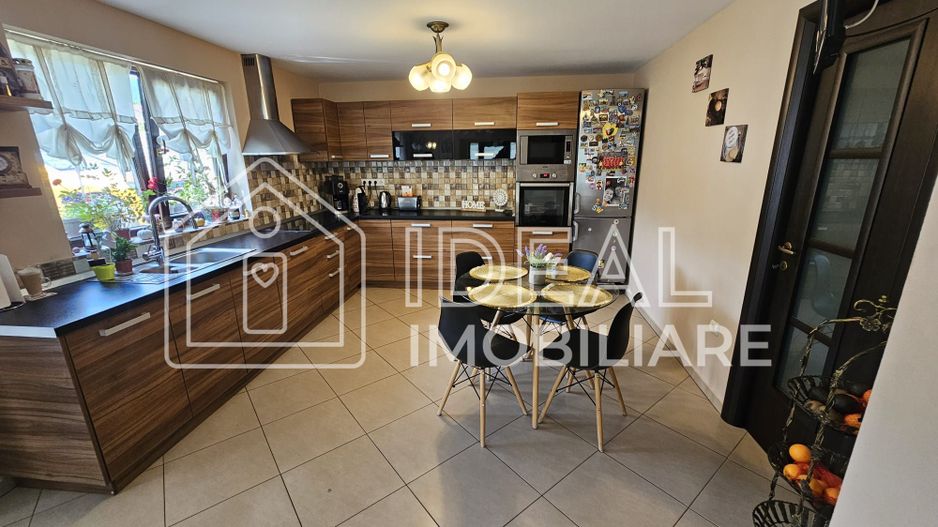 Vila Moderna cu 5 camere, garaj si 921 mp de curte, in Tocile - Poză 7