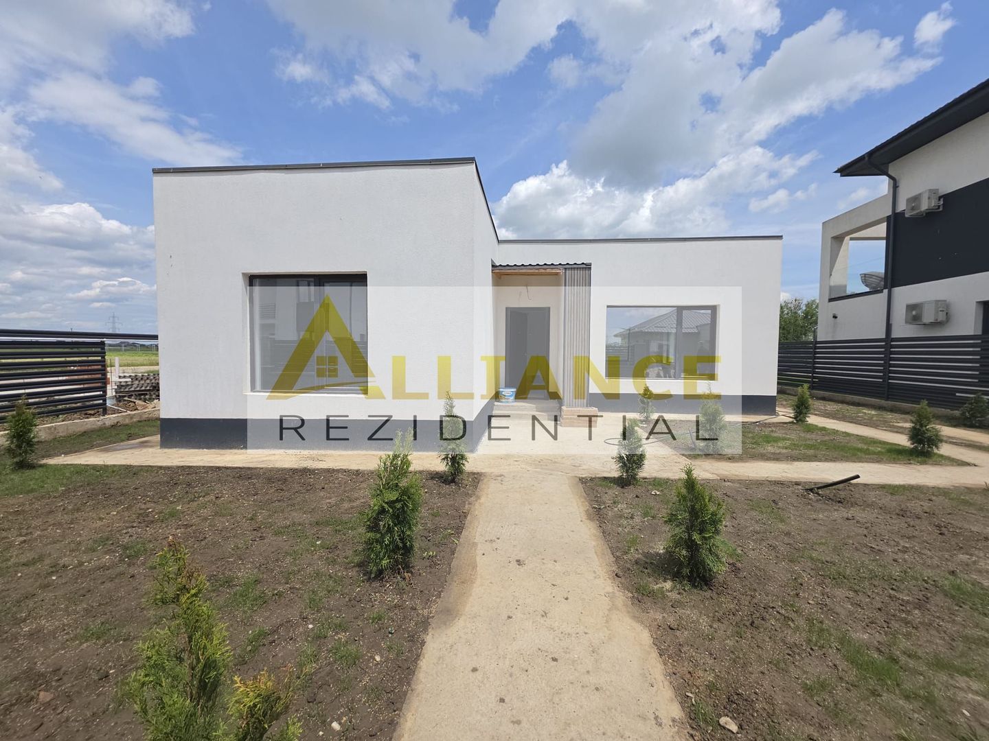 Casa 3 Camere | Curte amenajata - Poză 1
