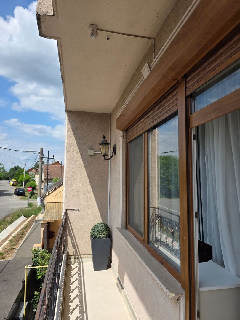 Casă cu garaj și panouri fotovoltaice în centrul orașului Salonta - Poză 18
