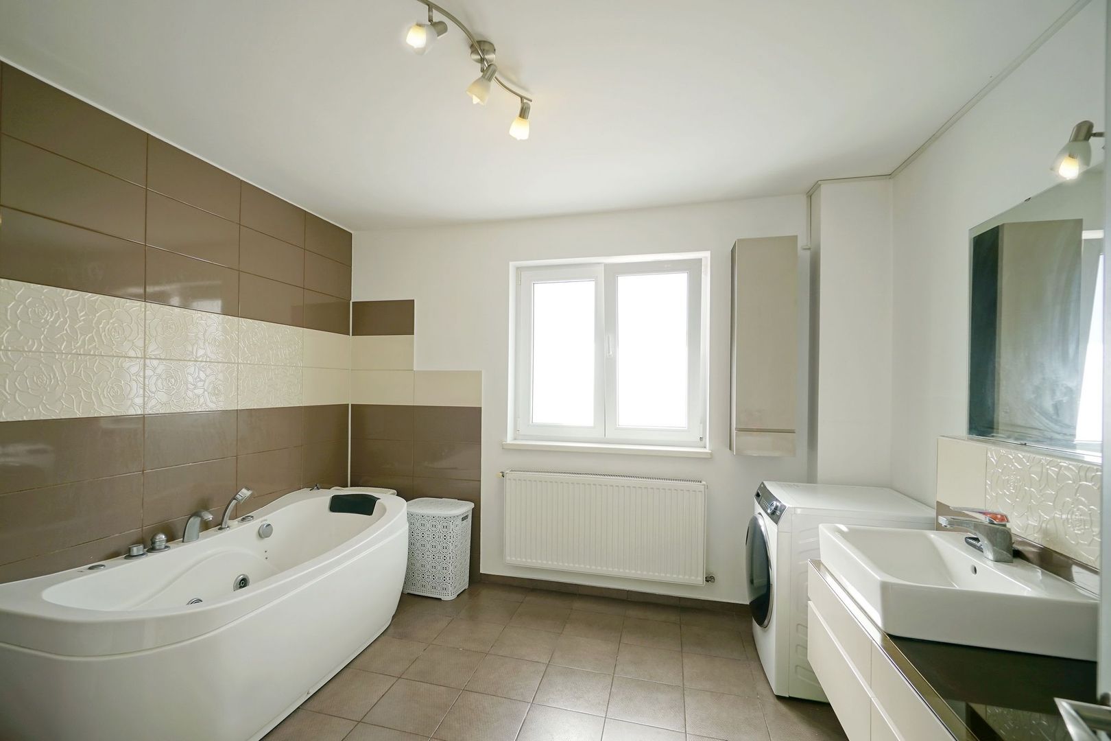 Brancoveanu  P+2, 8 cam, 6 dormitoare, 6 bai, 3 garaje teren 650 mp - Poză 44