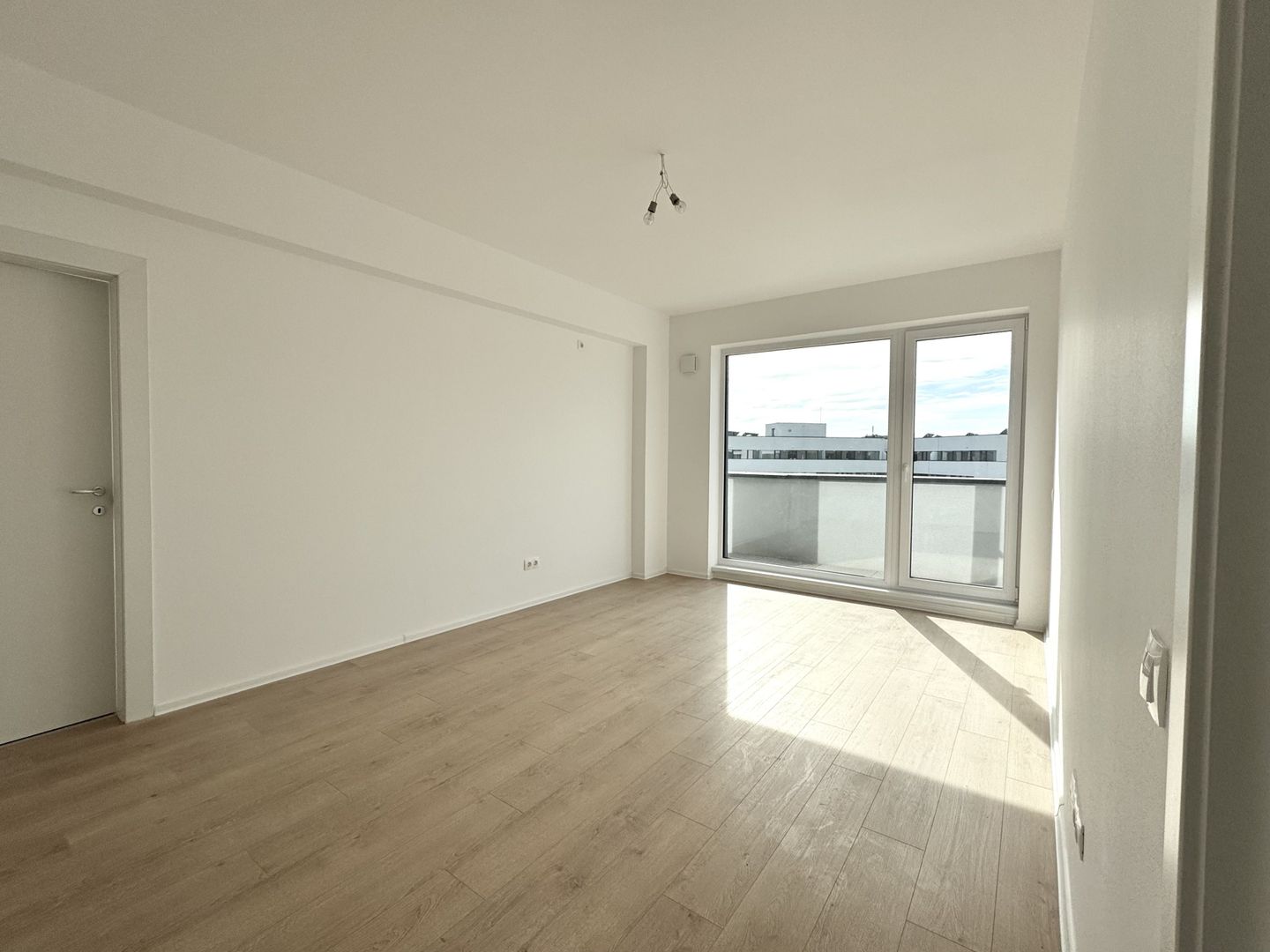 3 camere. Bucătărie închisă. Vedere panoramică. Reper Mall Colosseum - Poză 9