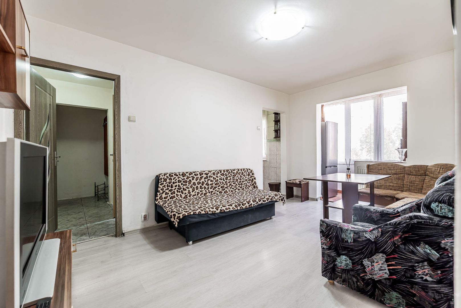 Apartament cu 3 camere, etaj 1 + loc de parcare pe Aleea Predeal - Poză 2