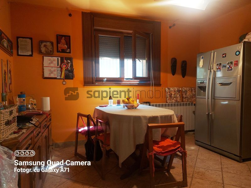 Casa cu 6 camere str.E Teodoroiu - Poză 3