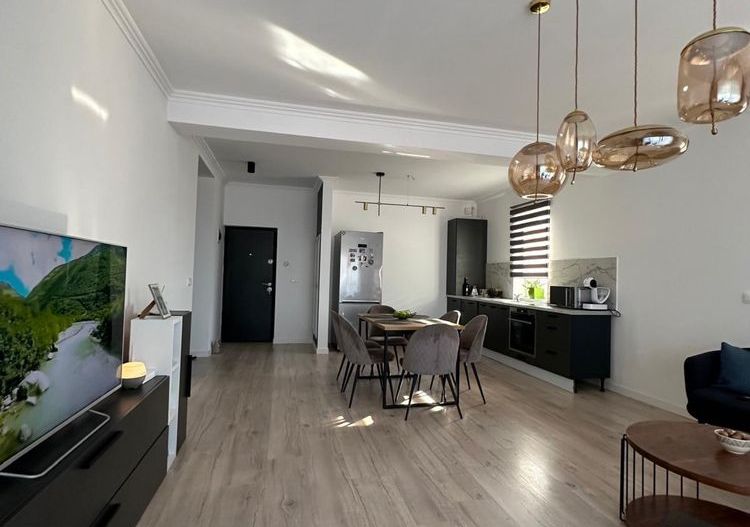 Vând apartament cu trei camere - Poză 2