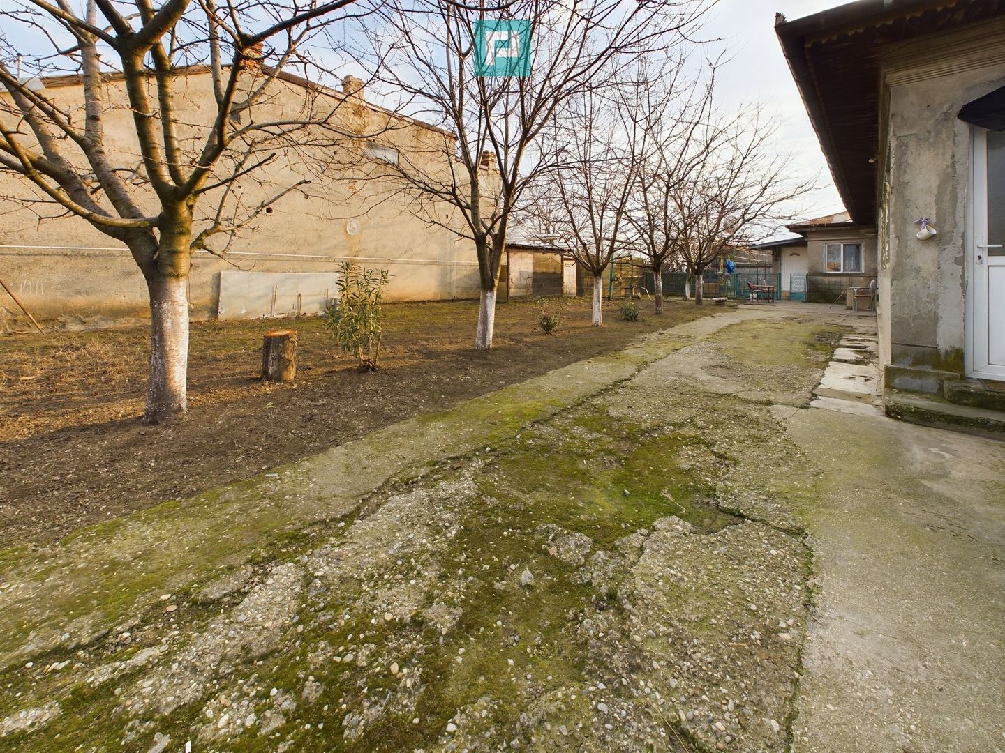 Casa modesta, 2500 mp teren, Domnesti - Poză 2