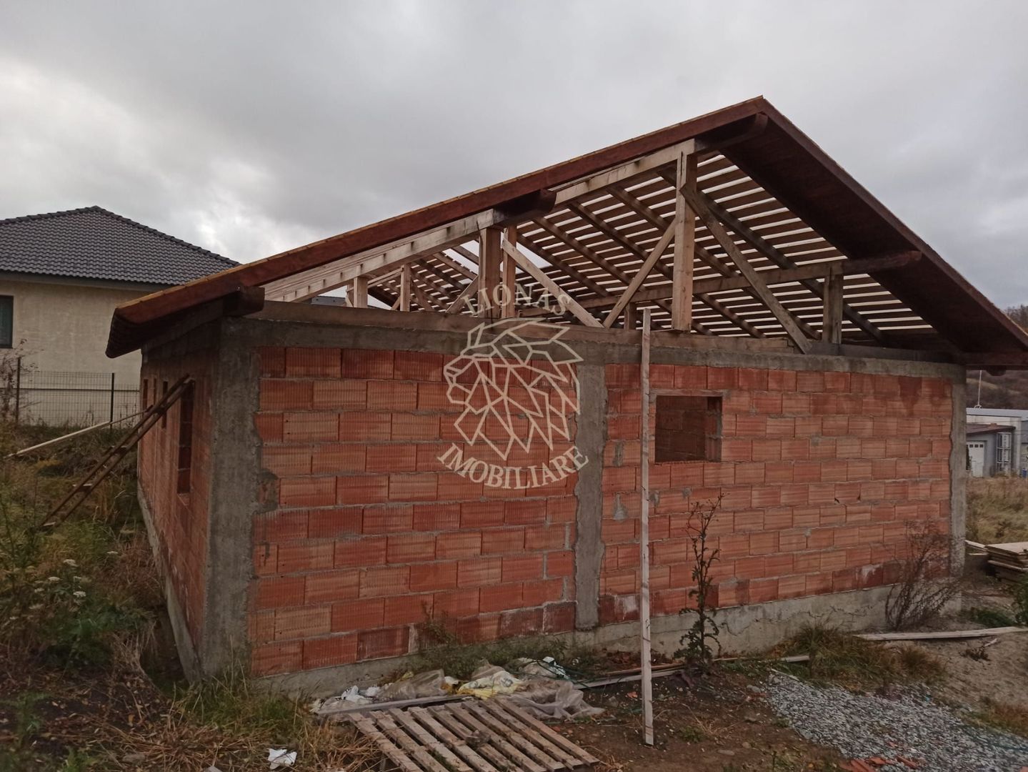 Casa 97 mp-teren 750 mp-tamplarie montata+acoperis-Dealul Jelnei - Poză 1