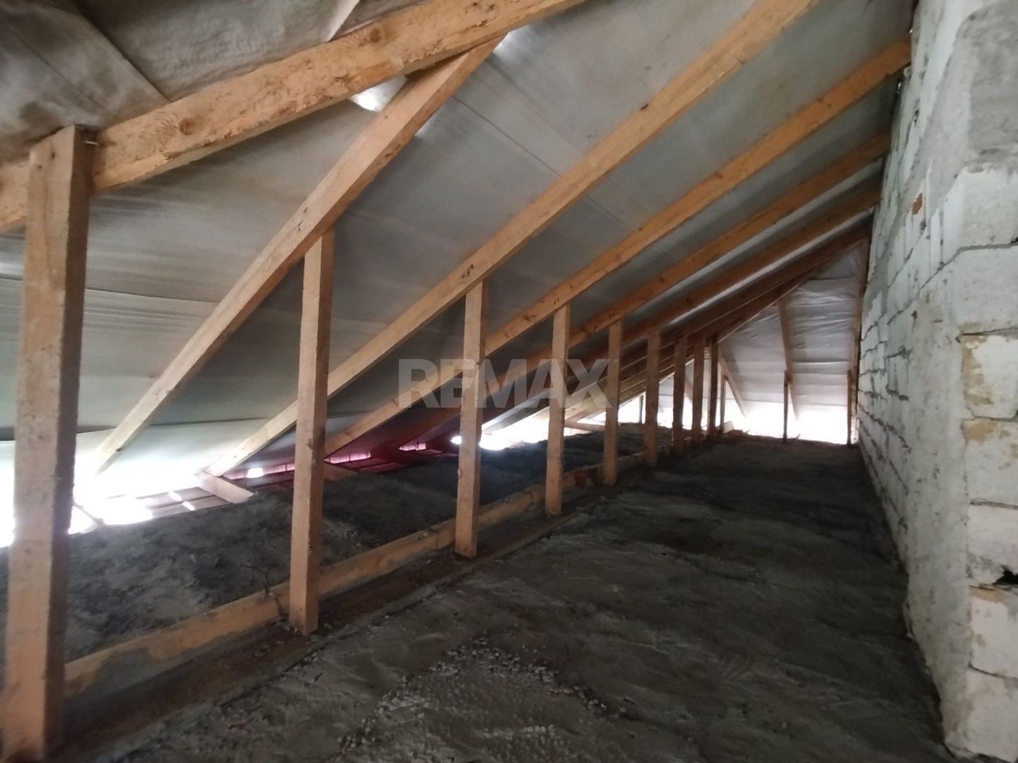 CASĂ CU 2 NIVELE – 136 m² | 4 DORMITOARE | 7 ARI ANENII NOI - Poză 22