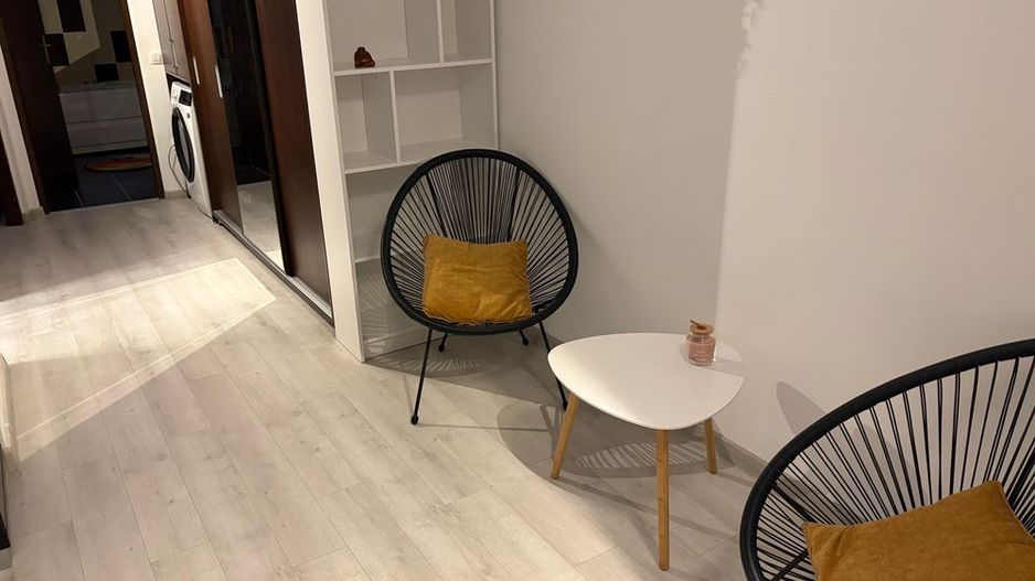 Apartament 2 camere decomandate, etaj intermediar, balcon, parcare - Poză 2