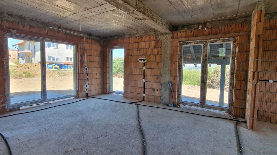 Casa individuala 5 camere teren 504 mp interior alb carport Selimbar - Poză 6