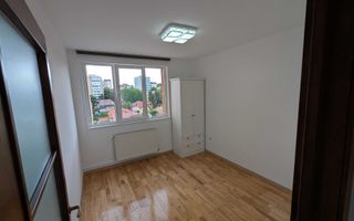 Apartament cu 3 camere, 65 mp, decomandat, zona Semicentral - Poză 3