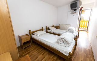Pensiune 10 camere in statiunea Muntele Baisorii - Poză 18